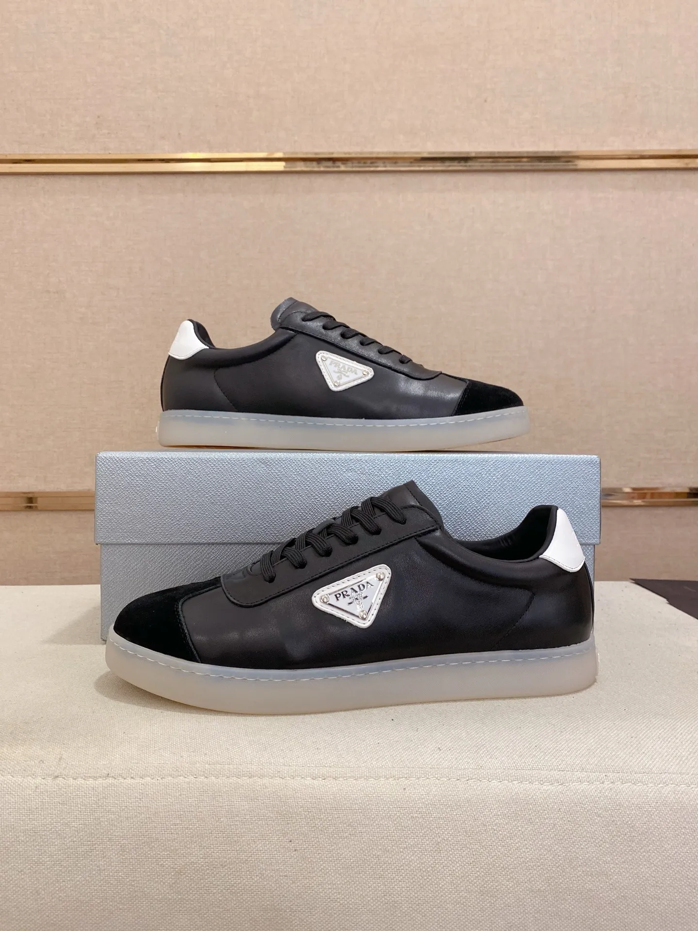 Men's shoes 💰 540💰 ✔️✔️✔️High-quality new PRADA counters are launched at the same time. The new men's shoes and 😘fabrics are selected from first-layer cowhide and are made by pure handicrafts. Lining: Full cowhide lining. 👍🏿 High-end ☄️ air-cushion molded anti-slip rubber outsole, exquisite lines, simple and elegant, comfortable and high-end for leisure travel. Code number: 38 to 44